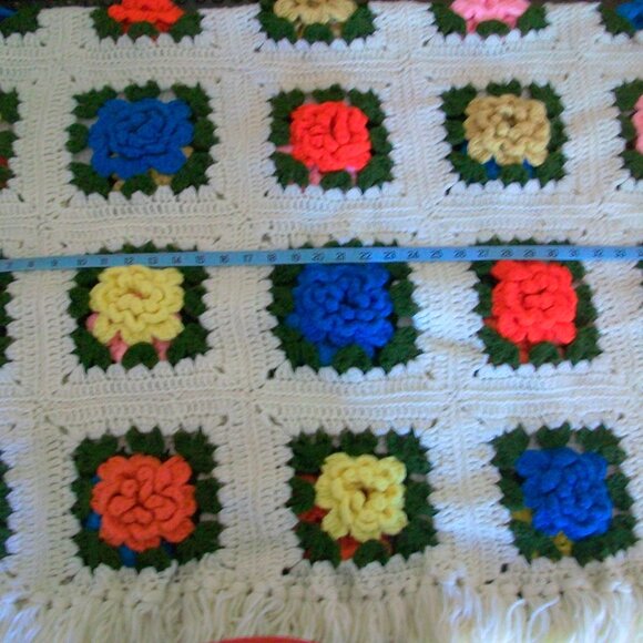 Vintage 70's Hand Crochet 3D Flowers Granny Square Fringed Afghan 42" x 72" - Picture 7 of 8